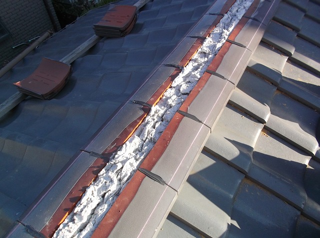 積み直し中の棟瓦